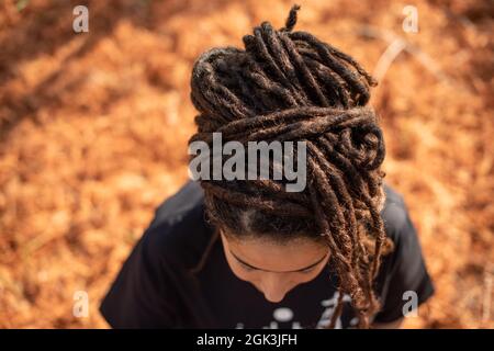 Femme avec Dreadlocks coupe de cheveux tourné en grand angle Banque D'Images