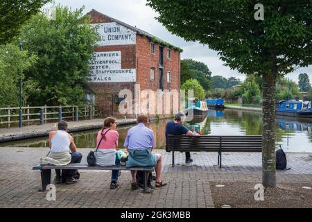 Les gens se détendent à Ellesmere Wharf sur le canal Shropshire Union, Ellesmere, Shropshire Banque D'Images