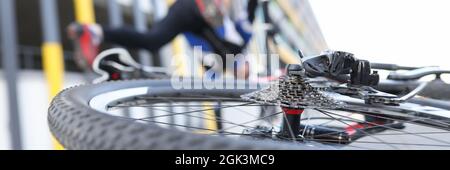 Chute du cycliste sur route. Athlètes de sport d'essai et de blessures Banque D'Images