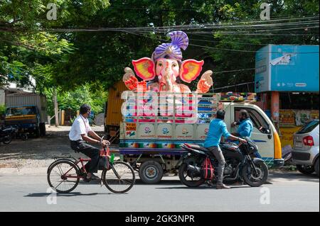 Pondichéry, Inde - 10 septembre 2021 - Grande statue de Ganesh transportée dans la ville pour célébrer Ganesh Pooja Banque D'Images