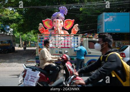 Pondichéry, Inde - 10 septembre 2021 - Grande statue de Ganesh transportée dans la ville pour célébrer Ganesh Pooja Banque D'Images