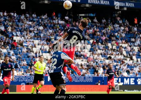 ESPAGNE, FOOTBALL, LA LIGA SANTANDER, RCDE VS ATLÉTICO DE MADRID. Atlético de Madrid Griezmann (8) coup de tête avec (12) Óscar Gil lors du match de la Liga Santander entre le RCD Espanyol et Atlético de Madrid dans le stade RCDE, Cornellà, Espagne, le 12 septembre 2021. © Joan Gosa 2021 Banque D'Images