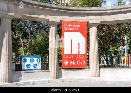 Montréal, QC, Canada - le 4 septembre 2021 : une affiche de bienvenue à l'université McGill de Montréal, QC, Canada. Banque D'Images