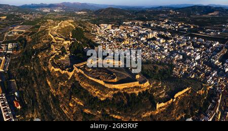 Vue panoramique aérienne du château de Sagunto avec la ville en arrière-plan Banque D'Images
