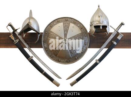 Casque d'armure de chevalier et bouclier et épée isolés sur fond de studio Banque D'Images