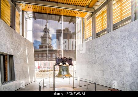 Liberty Bell (267 ans) a été fabriqué en 1751, symbole de la liberté américaine dans l'édifice Independence Mall à Philadelphie, Pennsylvanie, États-Unis Banque D'Images