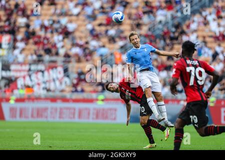 Lucas Leiva de SS Lazio combat pour le ballon contre Brahim Diaz d'AC Milan pendant le championnat italien Serie Un match de football entre AC Milan et SS Lazio le 12 septembre 2021 au stade de San Siro à Milan, Italie - photo Fabrizio Carabelli / Fabrizio Carabelli Images / DPPI Banque D'Images