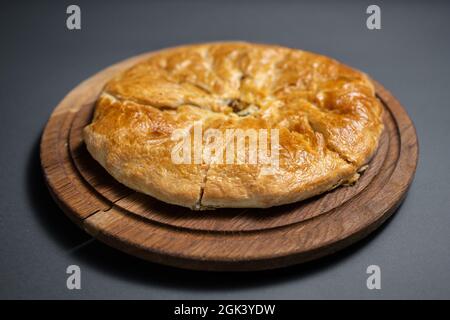 khachapuri géorgien avec champignons et tarte aux pommes de terre ou au fromage sur bois Banque D'Images