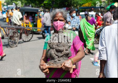 Pondichéry, Inde - 10 septembre 2021 - portant une statue en argile de Ganesh pour célébrer Ganesh Pooja. Banque D'Images