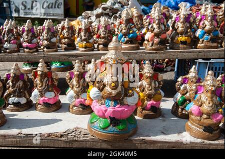 Pondichéry, Inde - 10 septembre 2021 - statues de Ganesh en terre battue en vente pour célébrer Ganesh Pooja. Banque D'Images