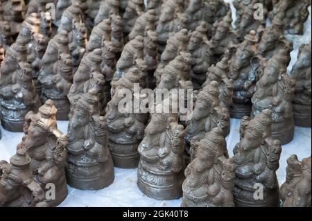 Pondichéry, Inde - 10 septembre 2021 - statues de Ganesh en terre battue en vente pour célébrer Ganesh Pooja. Banque D'Images