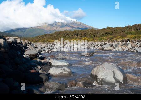 Mont Taranaki et Stony River, Taranaki, Île du Nord, Nouvelle-Zélande Banque D'Images