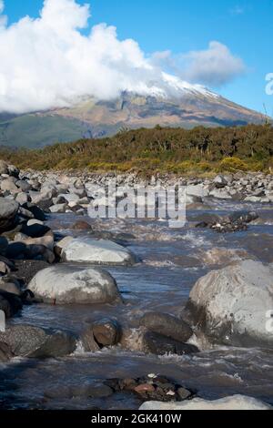 Mont Taranaki et Stony River, Taranaki, Île du Nord, Nouvelle-Zélande Banque D'Images