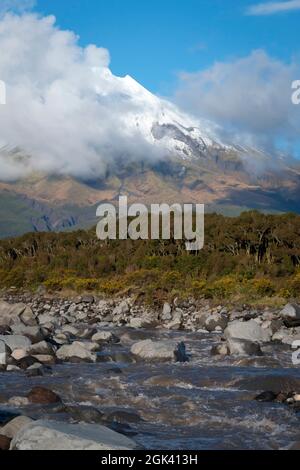 Mont Taranaki et Stony River, Taranaki, Île du Nord, Nouvelle-Zélande Banque D'Images