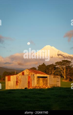 Grange, Mont Taranaki, et pleine lune, Taranaki, Île du Nord, Nouvelle-Zélande Banque D'Images