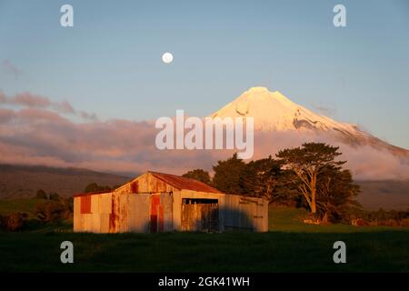 Grange, Mont Taranaki, et pleine lune, Taranaki, Île du Nord, Nouvelle-Zélande Banque D'Images