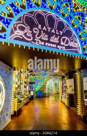 La via del Dolce est décorée de lumières colorées à Eataly, Londres, Royaume-Uni Banque D'Images