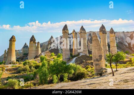 Montagnes coniques dans la Vallée de l'Amour, Cappadoce Banque D'Images