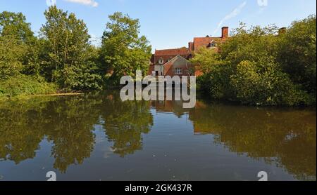 Flatford Mill à Dedham Suffolk avec de l'eau et des arbres Banque D'Images