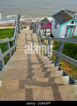 Marches en bois menant à la mer, marches, cabanes de plage, plage et océan. Banque D'Images