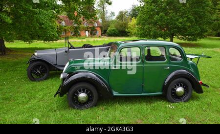 Vintage Morris 8 et Austin Motor Cars garés sur Ickwell Village Green. Banque D'Images