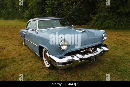 Voiture à moteur classique coupé Lincoln Capri 1953 isolée garée sur l'herbe. Banque D'Images