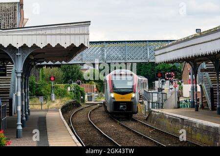 Stadler wagon bi-mode ou double moteur arrivant à Woodbridge sur la ligne de branchement East Suffolk entre Lowestoft et Ipswich. Banque D'Images