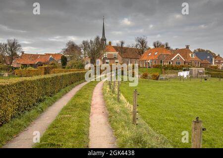 Quartier scène de rue dans le hameau de Niehove maison historique monticule Village, province de Groningen, pays-Bas Banque D'Images