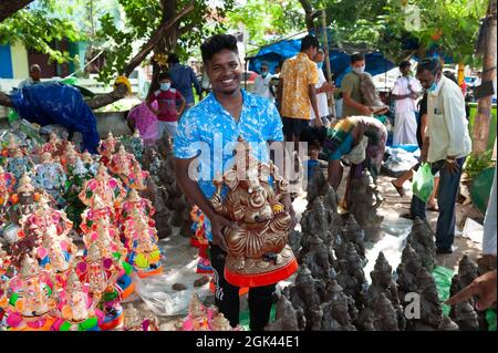 Pondichéry, Inde - 10 septembre 2021 - statues de Ganesh en terre battue en vente pour célébrer Ganesh Pooja. Banque D'Images