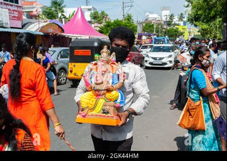 Pondichéry, Inde - 10 septembre 2021 - prendre une statue de Ganesh pour célébrer Ganesh Pooja. Banque D'Images