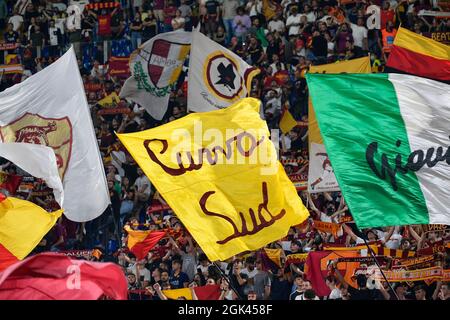 Rome, Italie. 12 septembre 2021. Supporters COMME Roma en action pendant la Ligue italienne de championnat de football Un match de 2021/2022 entre AS Roma contre US Sassuolo au stade Olimpic de Rome. Crédit : Agence photo indépendante/Alamy Live News Banque D'Images