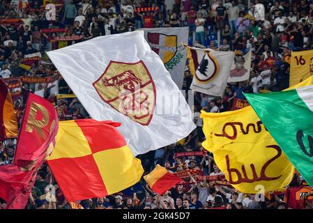 Rome, Italie. 12 septembre 2021. Supporters COMME Roma en action pendant la Ligue italienne de championnat de football Un match de 2021/2022 entre AS Roma contre US Sassuolo au stade Olimpic de Rome. Crédit : Agence photo indépendante/Alamy Live News Banque D'Images
