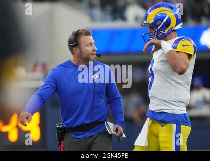 Inglewood, États-Unis. 12 septembre 2021. Sean McVay (L), entraîneur en chef de RAM, parle avec Matthew Stafford, le quarterback, au cours du deuxième trimestre de match contre les Chicago Bears, au SOFI Stadium, le dimanche 12 septembre 2021 à Inglewood, en Californie. Les Rams ont battu les ours 34-14. Photo de Jon SooHoo/UPI crédit: UPI/Alay Live News Banque D'Images