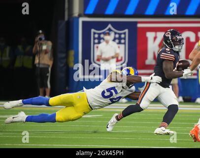 Inglewood, États-Unis. 12 septembre 2021. RAM Leonard Floyd plonge pour Bears Damien Williams au cours du troisième trimestre de l'action au SOFI Stadium le dimanche 12 septembre 2021 à Inglewood, Californie. Les Rams ont battu les ours 34-14. Photo de Jon SooHoo/UPI crédit: UPI/Alay Live News Banque D'Images