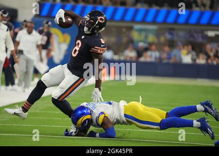 Inglewood, États-Unis. 12 septembre 2021. Bears Damien Williams éludes Tackle de Rams Jordan Fuller pendant le match au SOFI Stadium le dimanche 12 septembre 2021 à Inglewood, Californie. Les Rams ont battu les ours 34-14. Photo de Jon SooHoo/UPI crédit: UPI/Alay Live News Banque D'Images