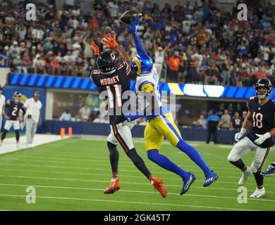 Inglewood, États-Unis. 12 septembre 2021. Le cornerrams en arrière Robert Rochell (R) fait tomber le col destiné au receveur d'ours Darnell Mooney au SOFI Stadium le dimanche 12 septembre 2021 à Inglewood, Californie. Les Rams ont battu les ours 34-14. Photo de Jon SooHoo/UPI crédit: UPI/Alay Live News Banque D'Images