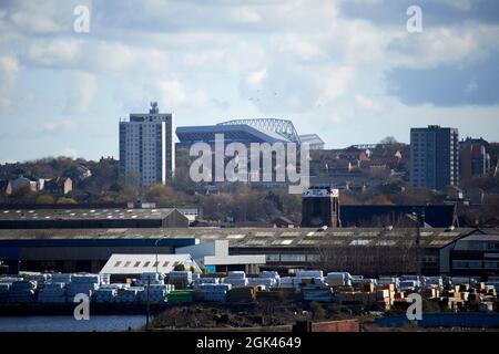 vue sur le stade anfield liverpool fc skyline depuis la zone autour du nouveau stade everton dans les docklands liverpool angleterre Banque D'Images