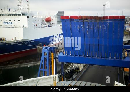 vue par fenêtre sur le ferry au départ du port de belfast stena line belfast liverpool docks ramp Banque D'Images