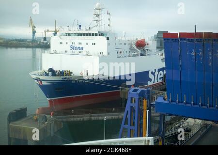 vue par fenêtre sur le ferry au départ du port de belfast ligne stena belfast quais liverpool rampe stena hibernia Banque D'Images