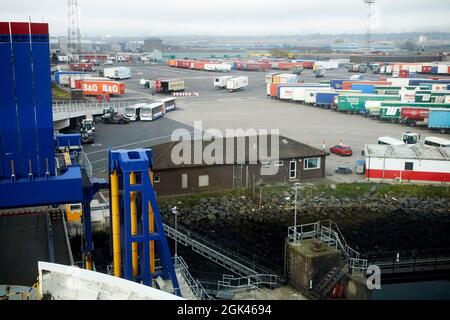 vue par fenêtre sur le ferry au départ du port de belfast stena line belfast liverpool docks ramp Banque D'Images