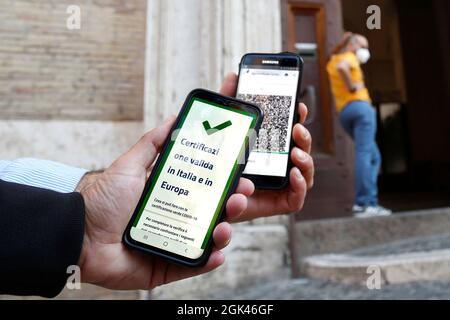 Rome, Italie. 13 septembre 2021. Contrôle de la carte verte pour les enseignants et les parents (pas pour les élèves), avec une application mobile à Visconti Lyceum le premier jour de l'école. En Italie, la plupart des écoles ont rouvert aujourd'hui pour le début de l'année scolaire. Rome (Italie), 13 septembre 2021 photo Samantha Zucchi Insidefoto Credit: Insidefoto srl/Alay Live News Banque D'Images