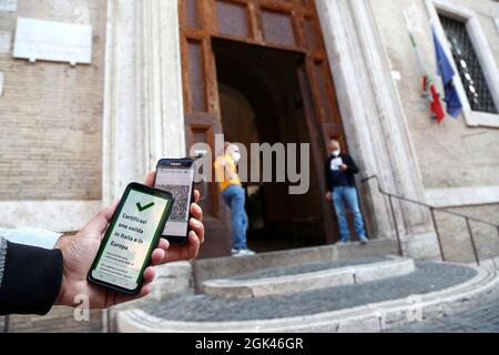 Rome, Italie. 13 septembre 2021. Contrôle de la carte verte pour les enseignants et les parents (pas pour les élèves), avec une application mobile à Visconti Lyceum le premier jour de l'école. En Italie, la plupart des écoles ont rouvert aujourd'hui pour le début de l'année scolaire. Rome (Italie), 13 septembre 2021 photo Samantha Zucchi Insidefoto Credit: Insidefoto srl/Alay Live News Banque D'Images