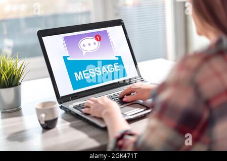 Écran d'ordinateur portable affichant un concept de message Banque D'Images