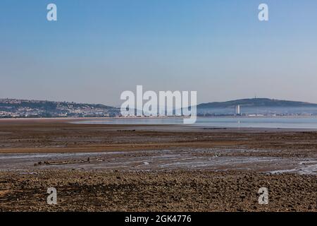 Vue sur Swansea depuis Mumbles Beach, à marée basse Banque D'Images