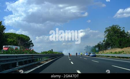 Incendie sur l'autoroute italienne avec des pompiers et la police Banque D'Images