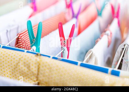Différents vêtements sèchent lors du séchage. Banque D'Images