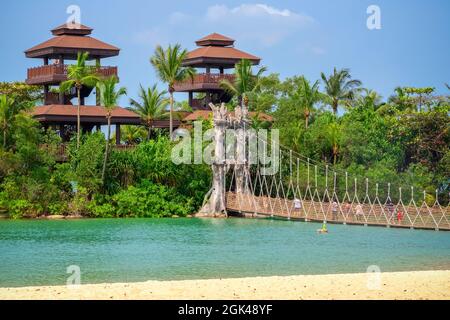 Sentosa, Singapour - 3 mars 2021 - le point le plus au sud de l'Asie continentale relie la plage de Palawan par un pont suspendu Banque D'Images