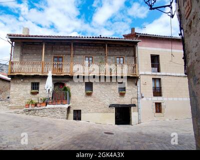 Rues étroites à Orbaneja del Castillo, à Burgos, dans la communauté autonome de Castilla y León, en Espagne. Europe. Banque D'Images