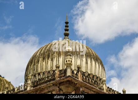 Art architectural islamique antique Arches pointues sept tombes Dôme et ciel bleu Banque D'Images