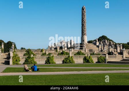 Statues du sculpteur norvégien Gustav Vigeland, y compris la colonne Monolith au parc Frogner à Oslo, en Norvège Banque D'Images